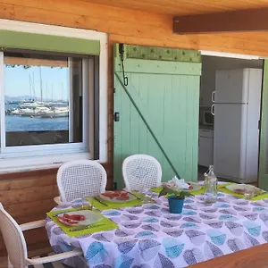  Hébergement de vacances Maison De Pêcheur Les Pieds Dans L'eau Giens France